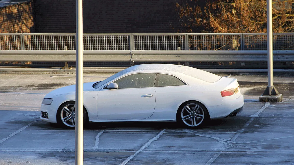 nachtvorst auto ijsaanslag parkeerdek