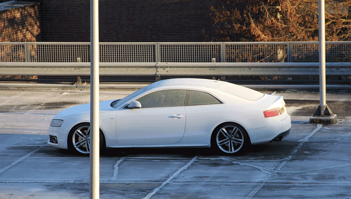 nachtvorst parkeerdek auto ijs
