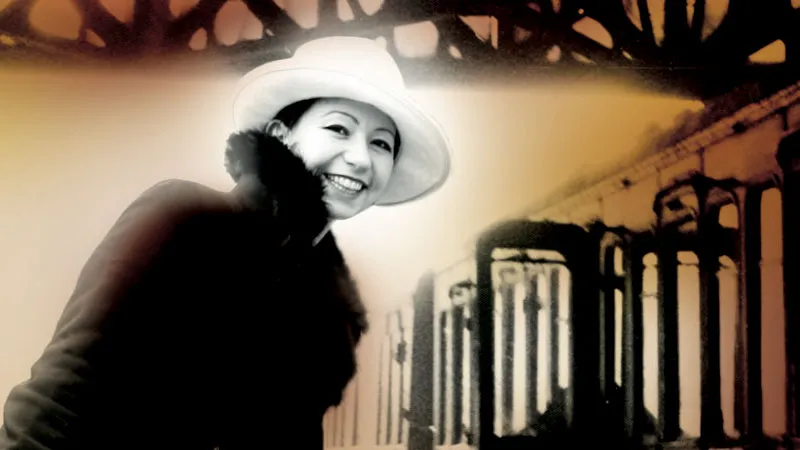 nadja filtzer stapt op de trein de grote reis begint