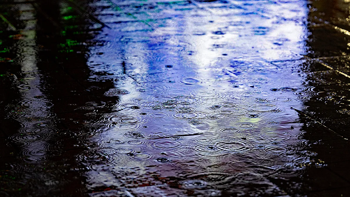 nat trottoir plas regen