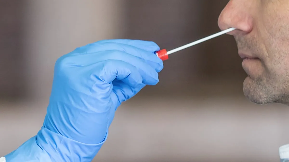 neusslijmafname voor coronatest raimond spekking cc by sa 40 via wikimedia commons