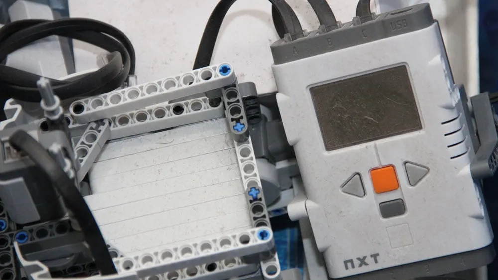 nhqy46p3xg69olqsq8rub10z1 lego robot computer