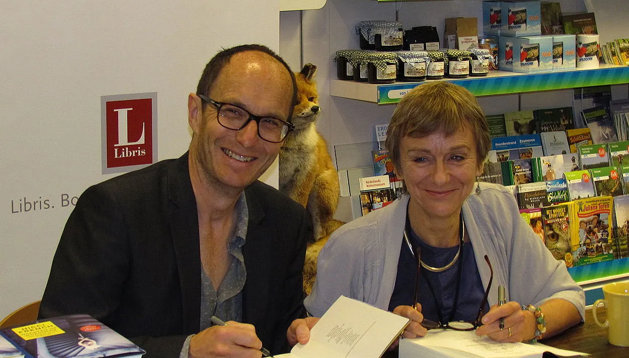 nicci french signeren apdency cc by sa 30