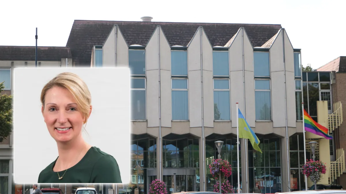 nicolle bisschoff griffier gemeentehuids geleen raadszaal boven ingang
