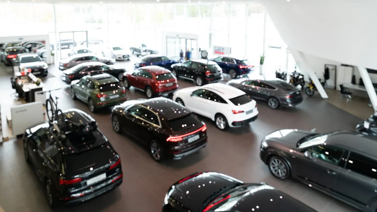 nieuwe autos in een showroom