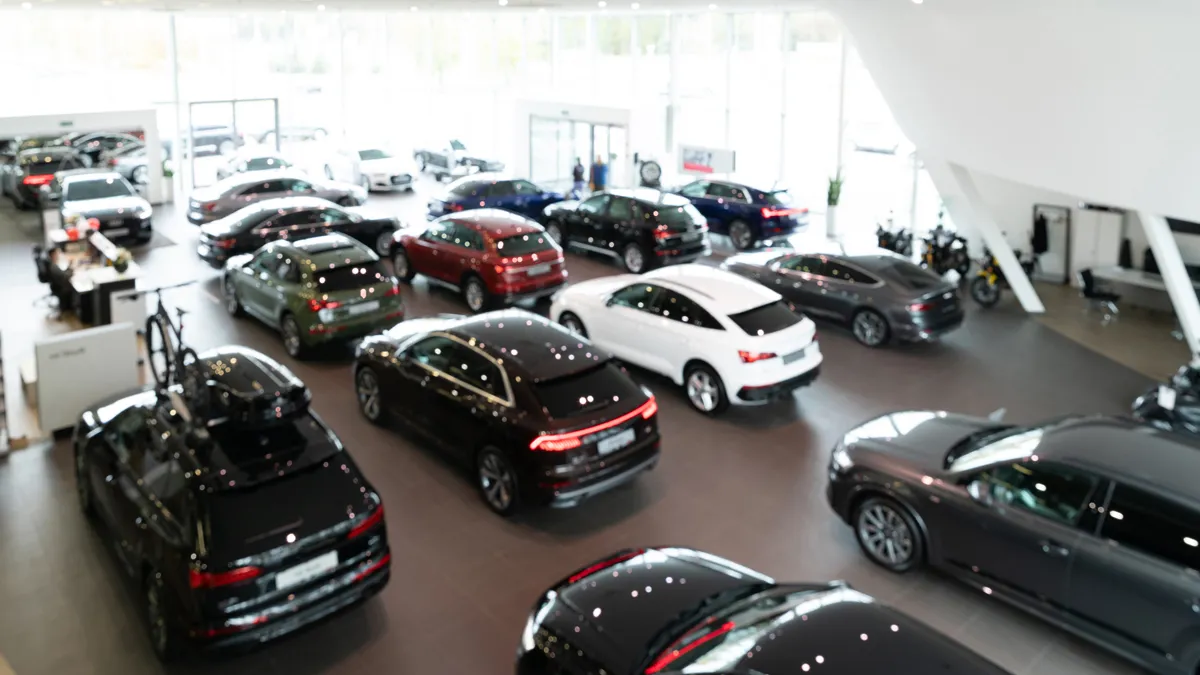 nieuwe autos in een showroom