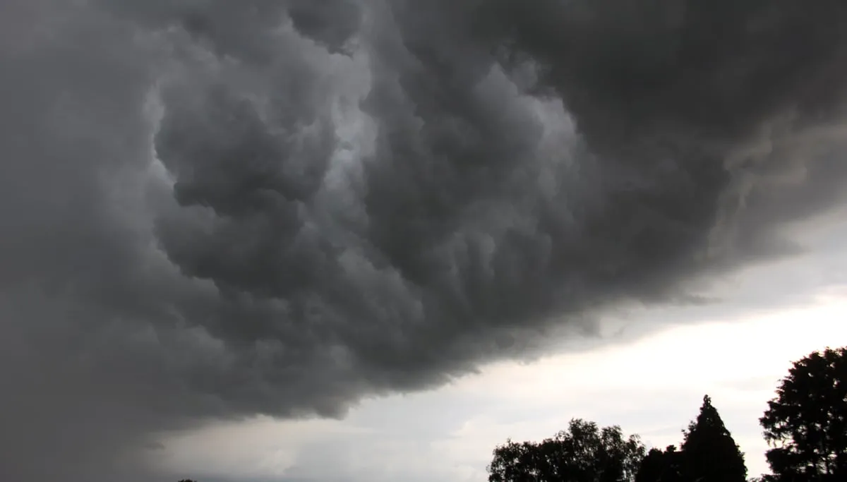 noodweer op komst plensbuis hoosbui onweersbui