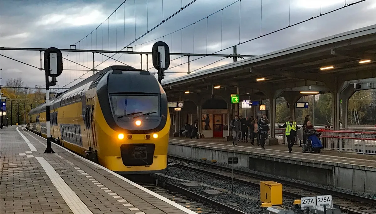 ns trein rijdt station sittard binnen