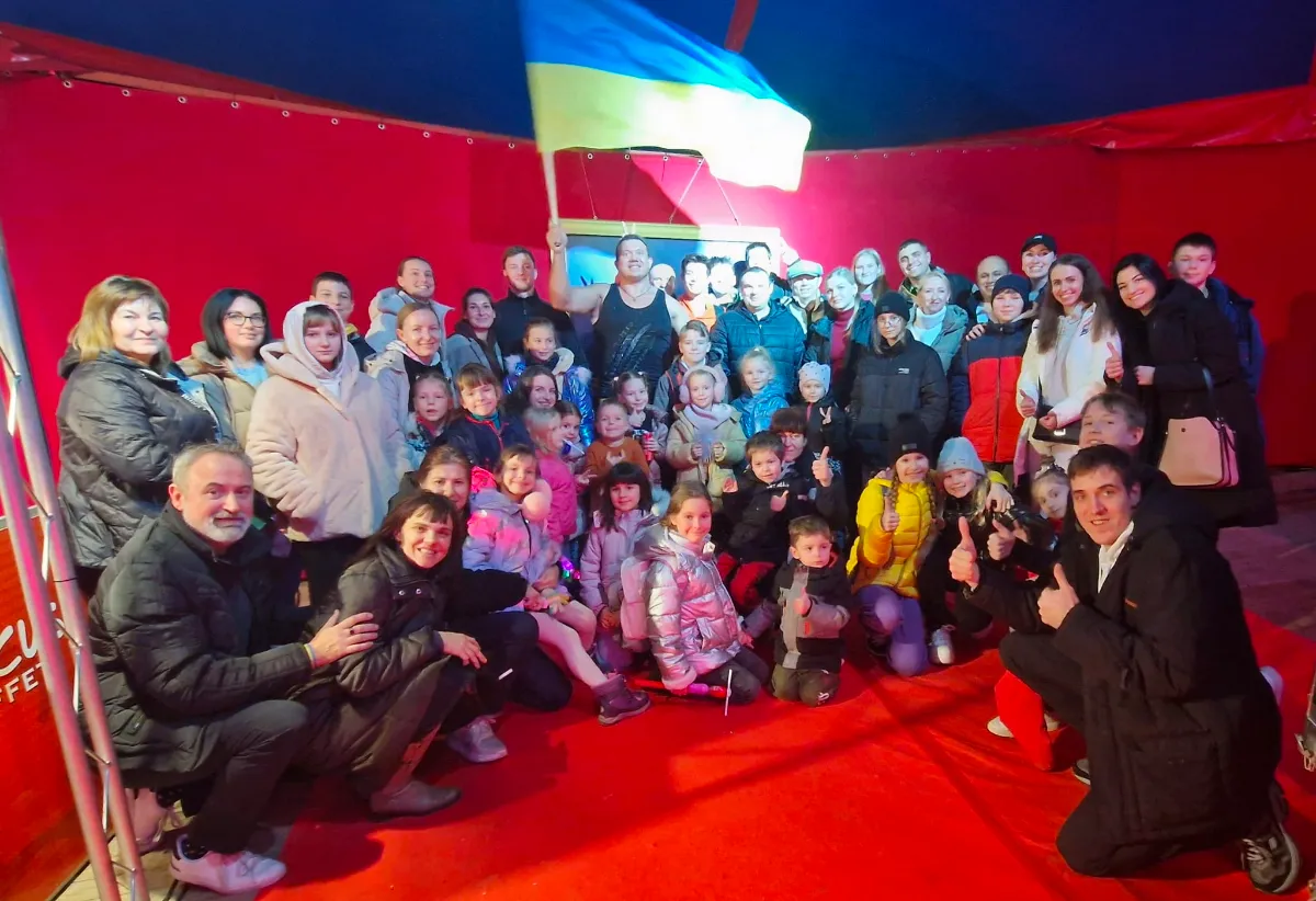 oekraiense gasten op de foto met denis ilchenko alias hercules