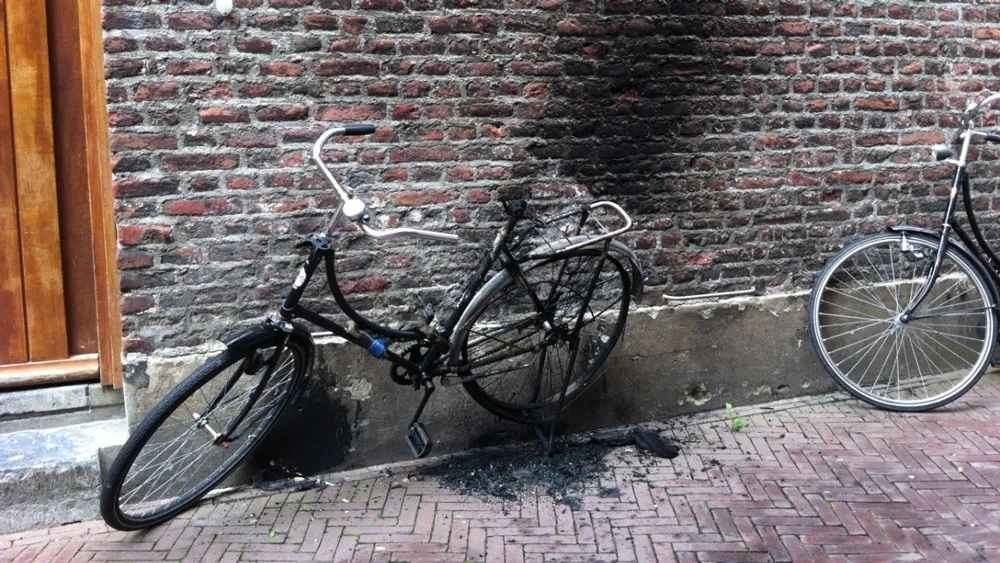 oj1n4m5h2hw9zfgxiqsyjpl6c fiets afgebrand in de gats