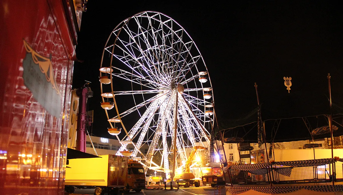 okotberfeest nachtwerk opbouw reuzenrad