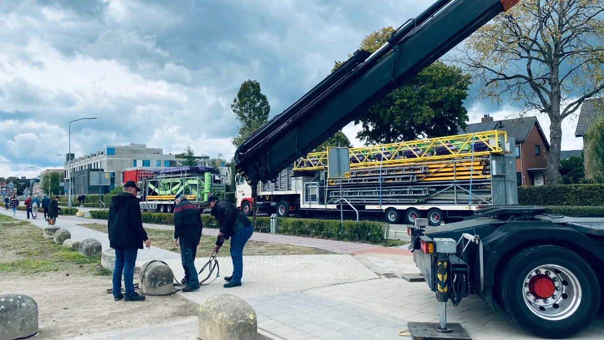 oktober wiesnfest 2021 eerste kermisatrractie gearriveerd