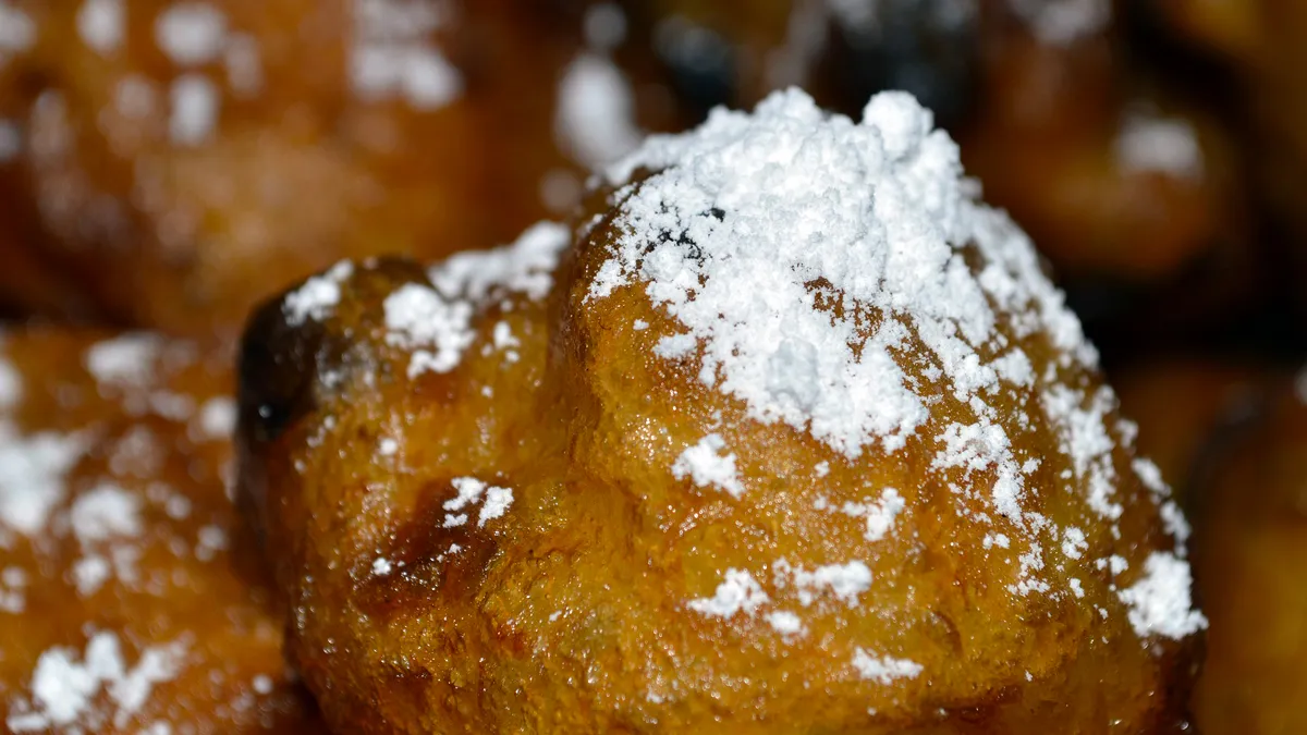 oliebol met poedersuiker cc0 pixabay