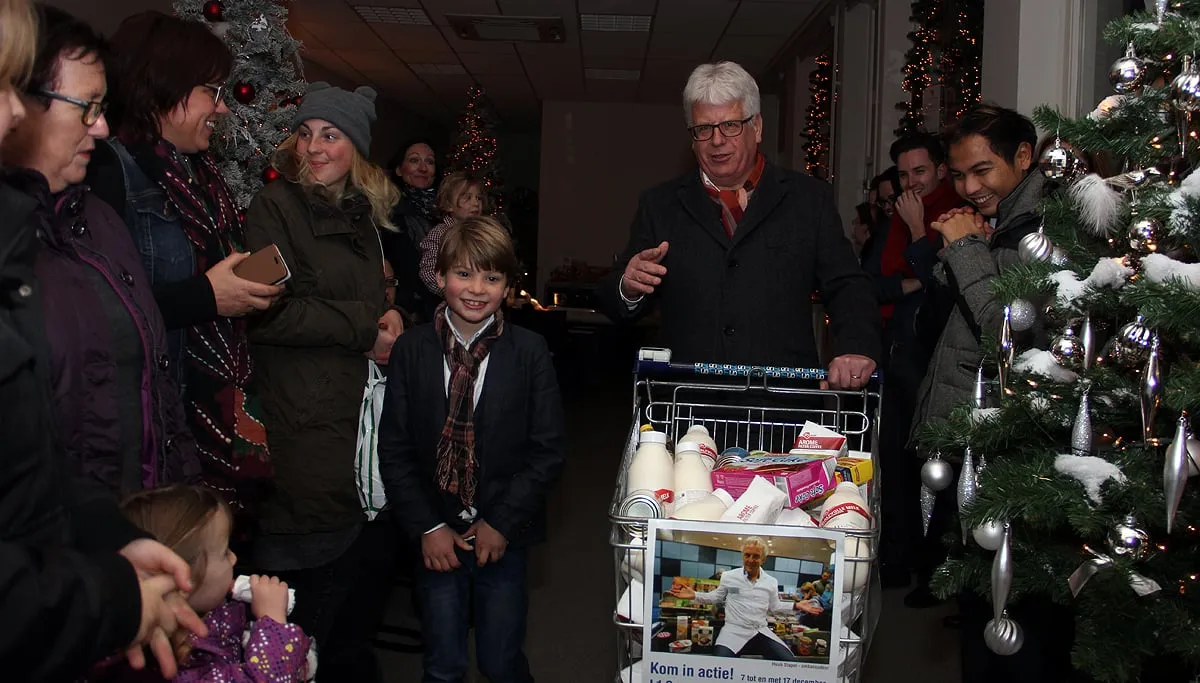 olivier en sjraar met volle kar voor de voedselbank