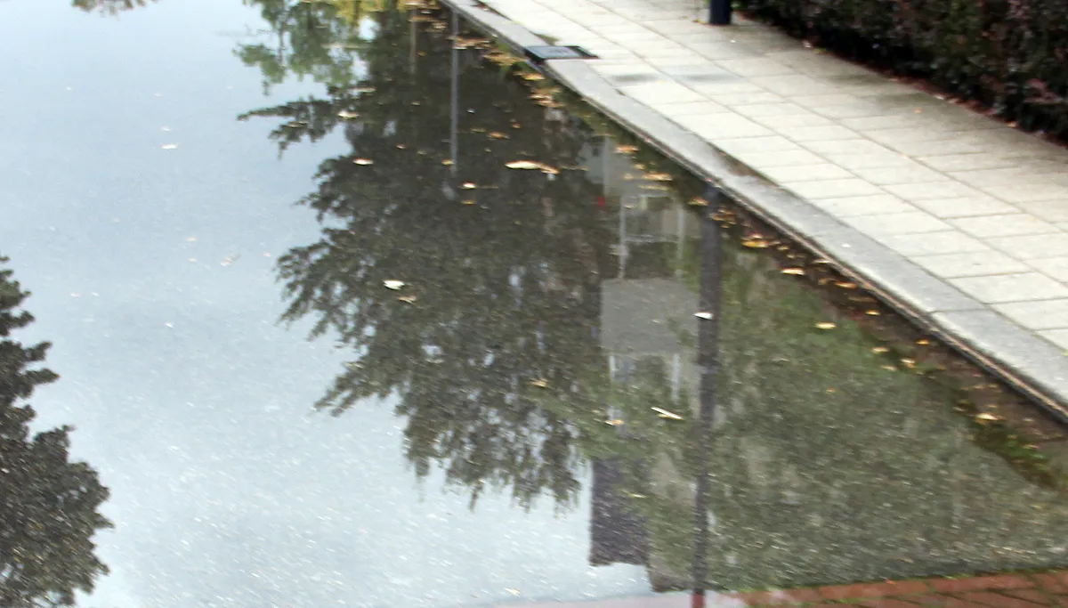 onder water gelopen straat