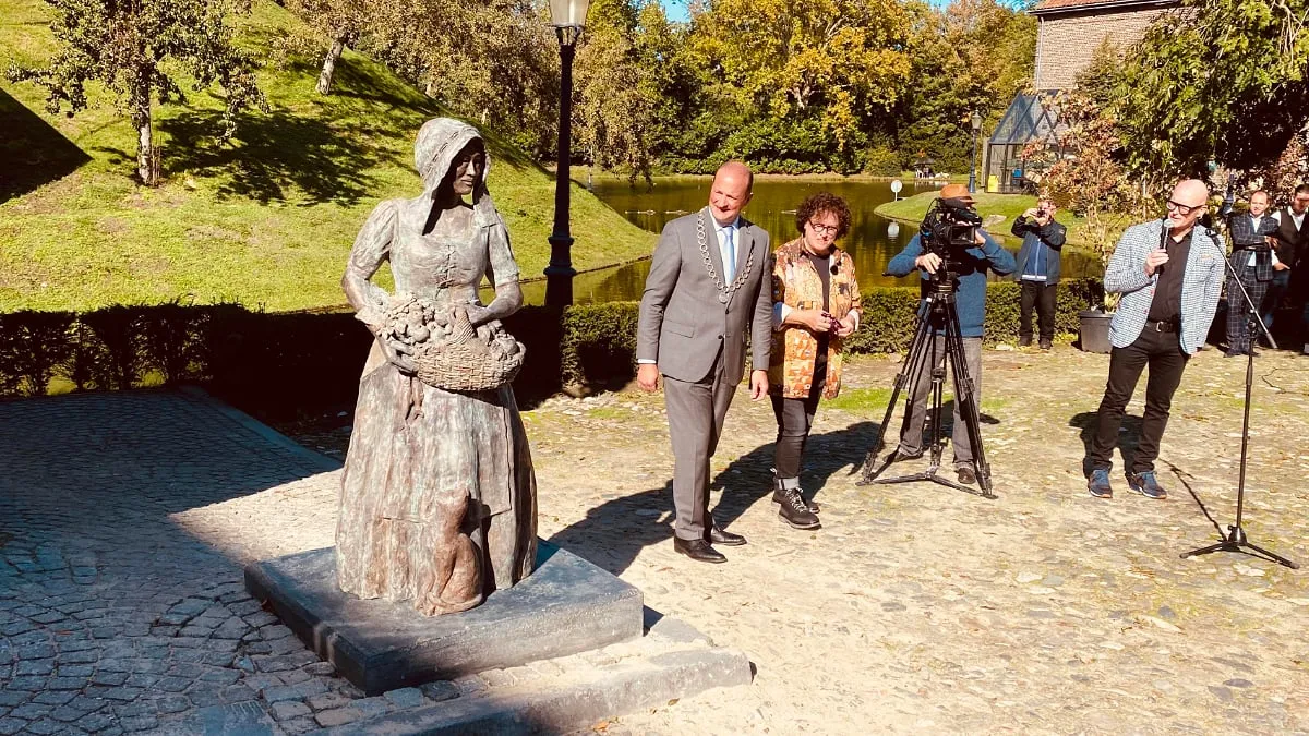 onthulling beeld heks van limbricht 1