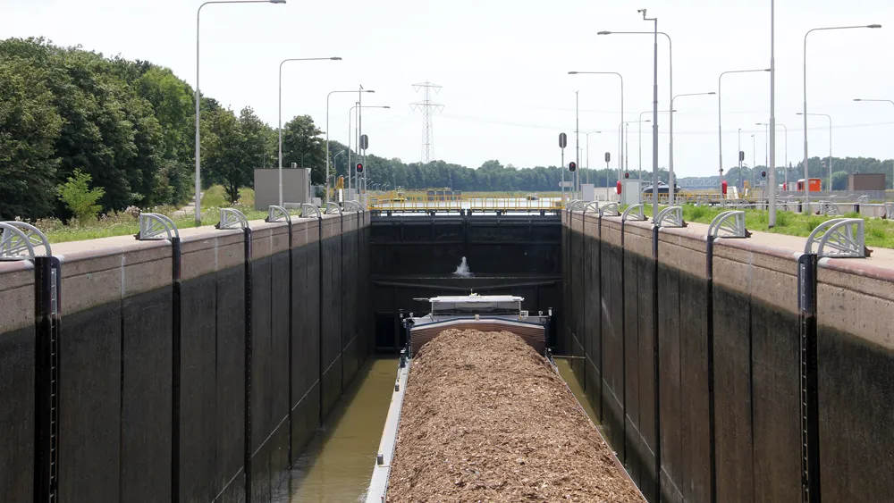 opgc53awzwy5k7kijiylz2s08 sluis born met groot vrachtschip