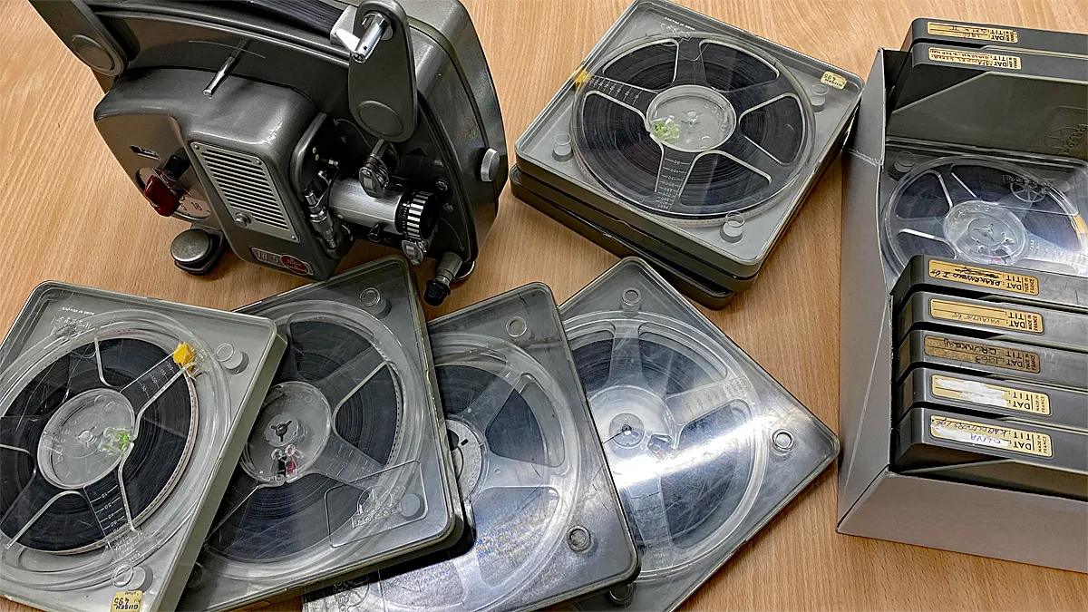oude super 8 filmprojector en films op filmspoelen