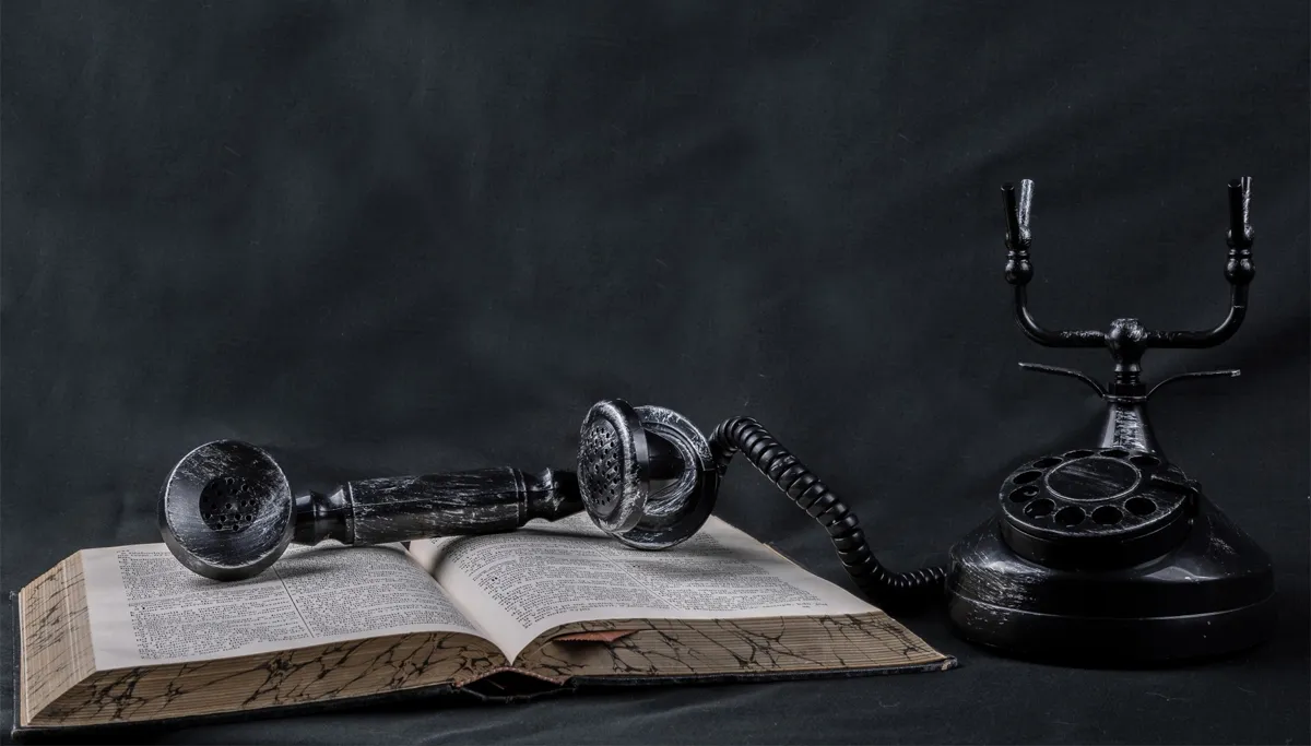oude telefoon en telefoonboek