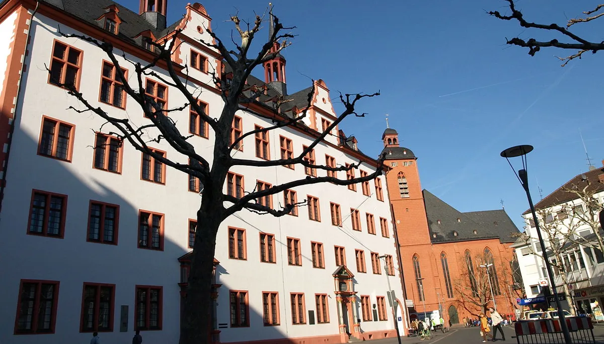 oude universiteitsgebouw mainz olivermz cc by sa 30 via wikimedia commons