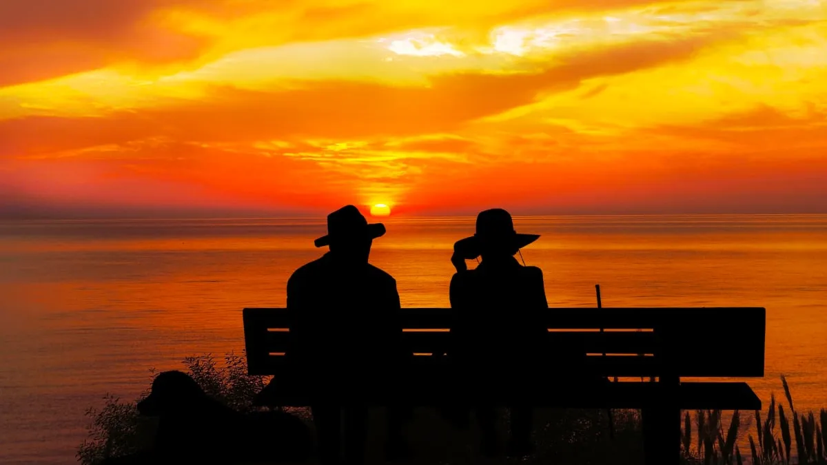 ouder stel kijkt naar zondsondergang