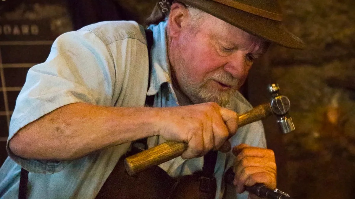 oudere handarbeider cc0 via pxhere