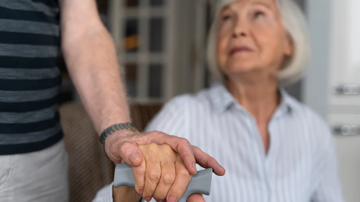 oudere vrouw en matelzorger