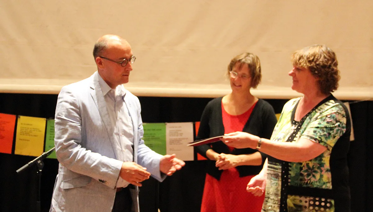 overhandiging dichtbundel vixia week van de alfabetisering 2015