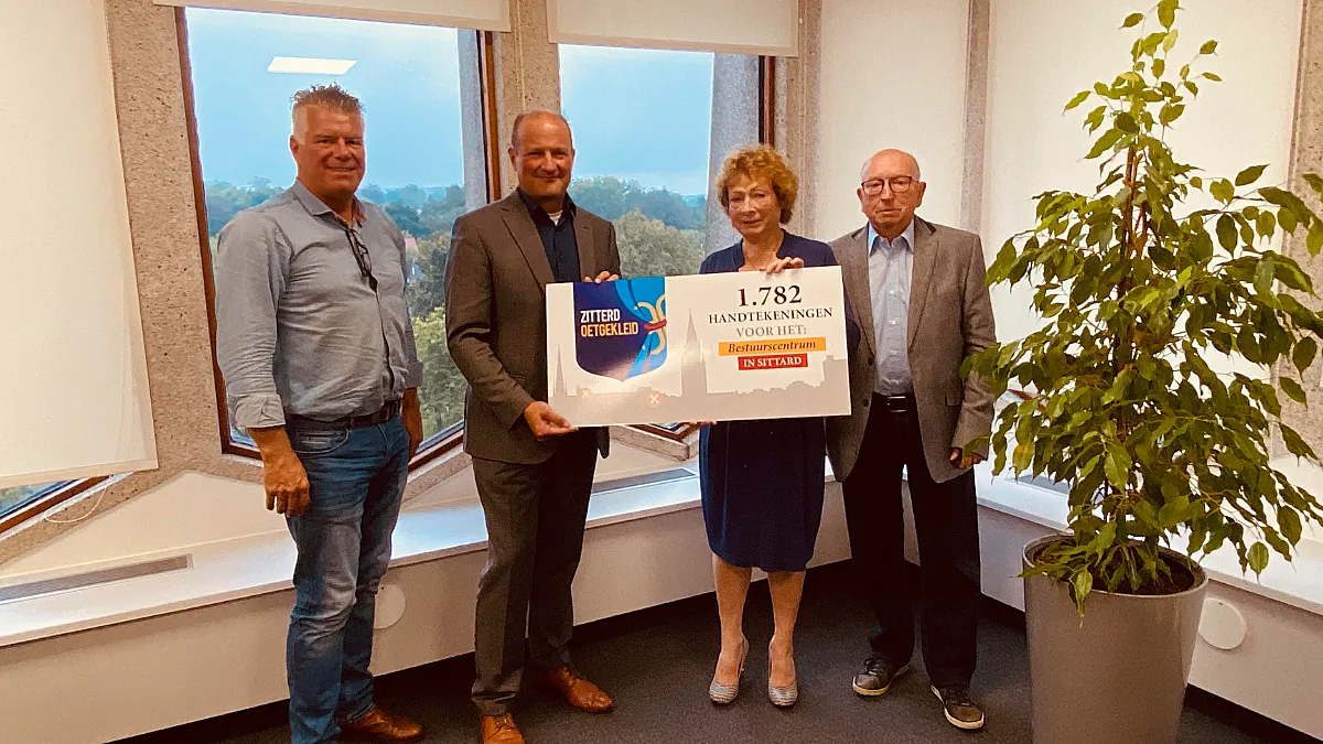 overhandiging petitie zitterd oetgekleid