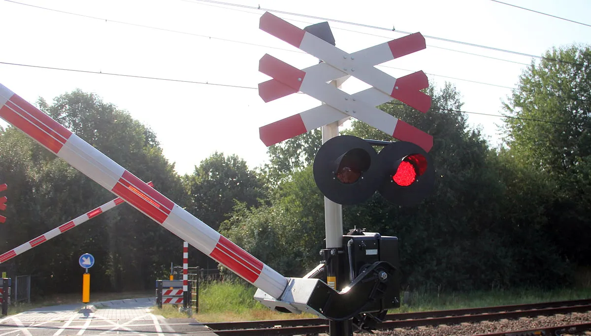 overweg bomen sluiten knipperlicht