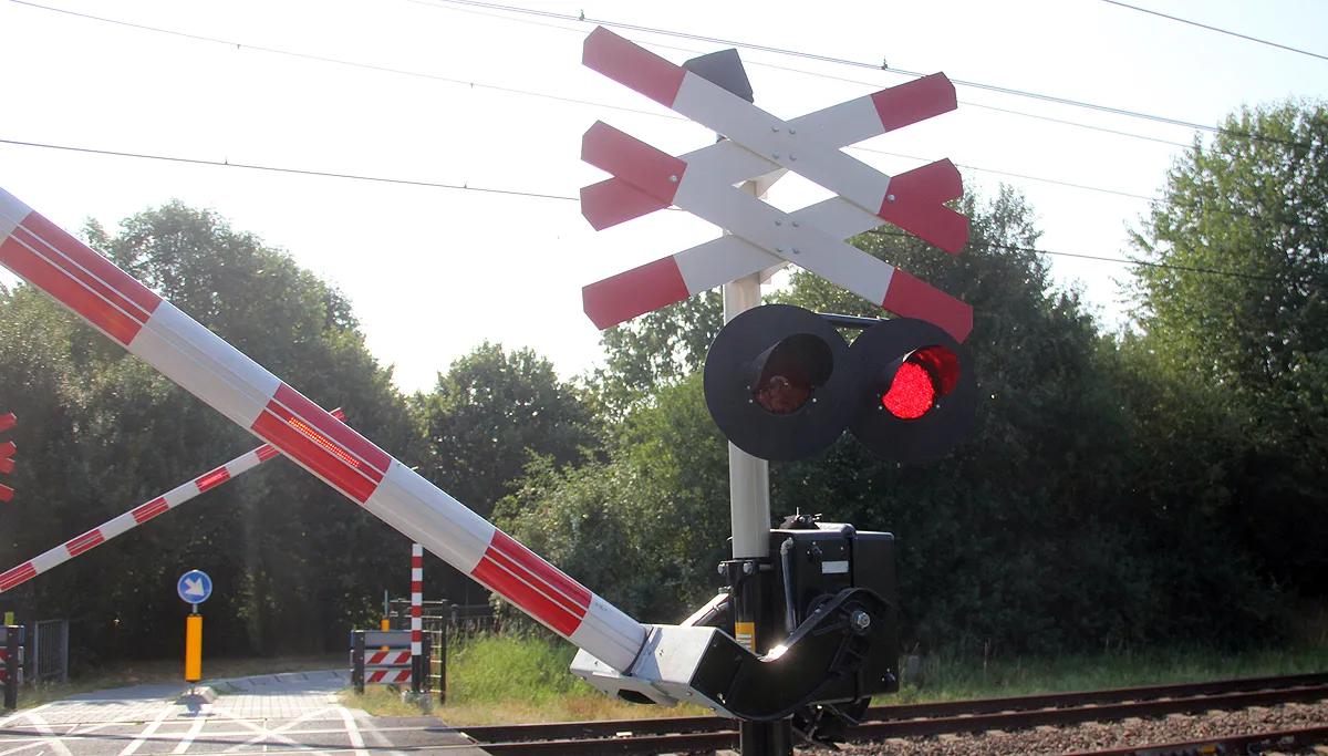 overweg bomen sluiten knipperlicht