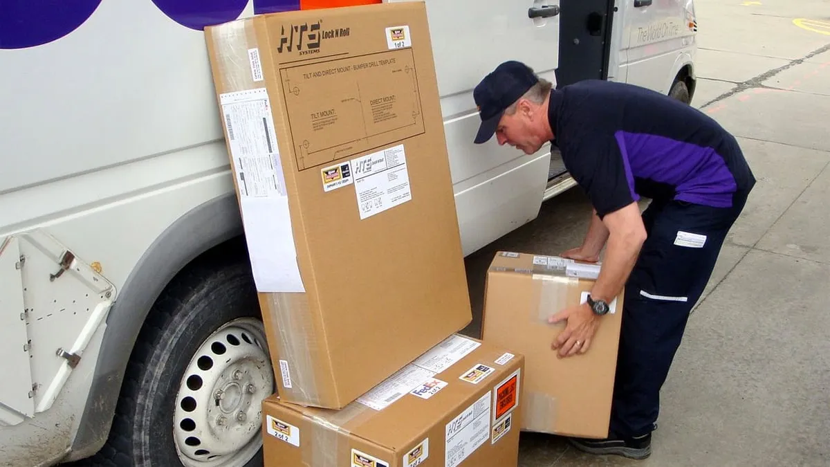 pakketbezorger mobiusdaxter cc by sa 30 via wikimedia commons