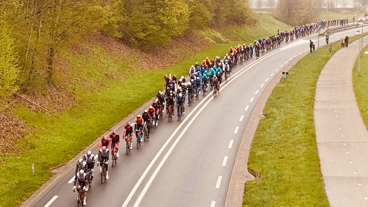 peloton amstel gold race op de middenweg in sittard geleen