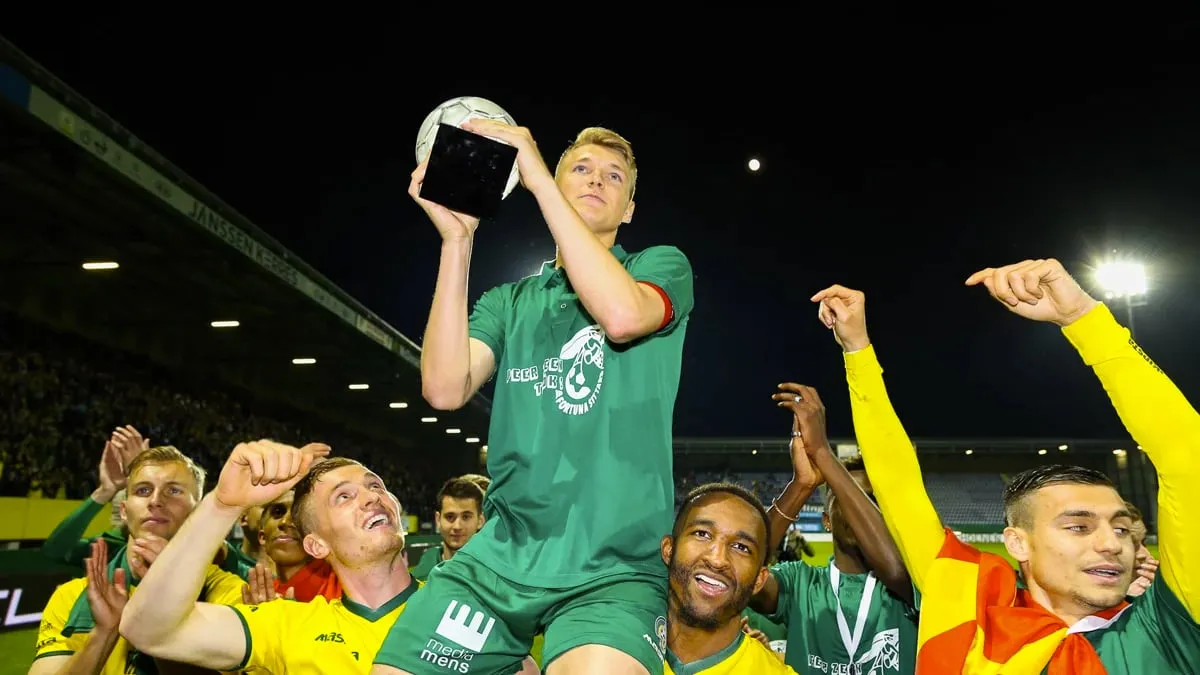 perr schuurs op de schouders bij de promotie naar de eredivisie in 2018