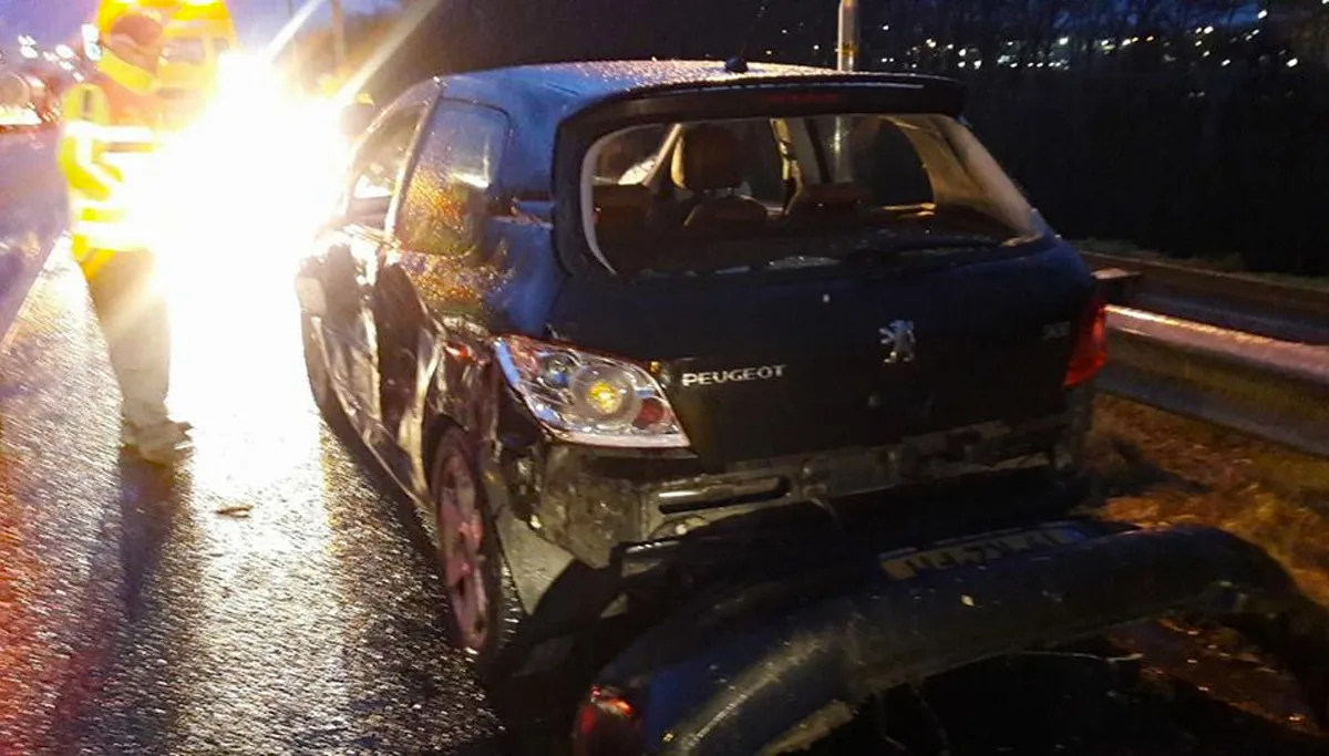 personenauto voortgeduwd door vrachtwagen chauffeur rijdt door