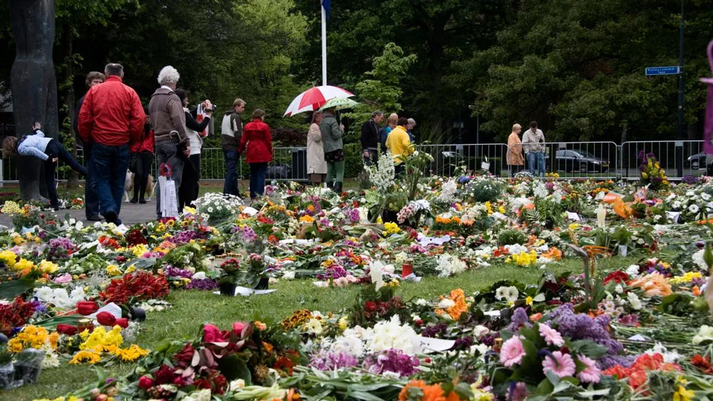 ph12l7x0egy3kvbrikac2br2o bloemen na aanslag apeldoorn karst tates foto door robbie veldwi