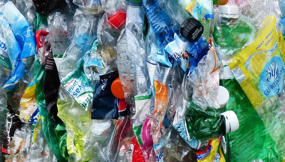 plastic bottles 115087 1920 plastic flessen