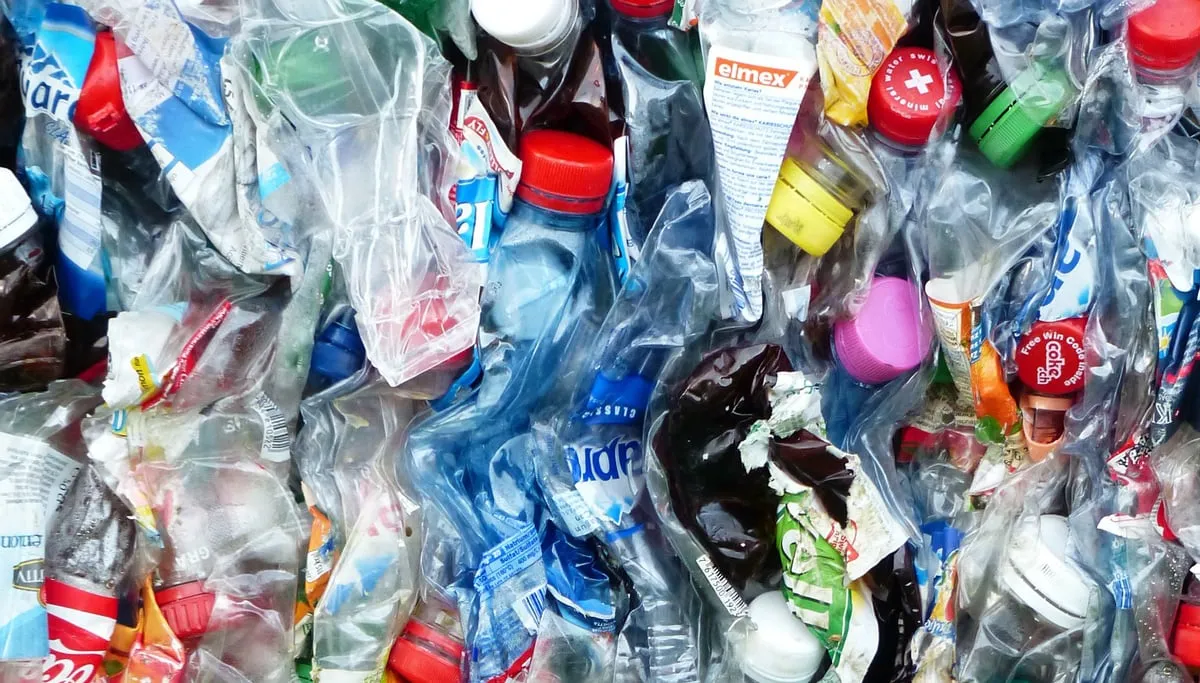 plastic bottles 115090 1920 plastic afval