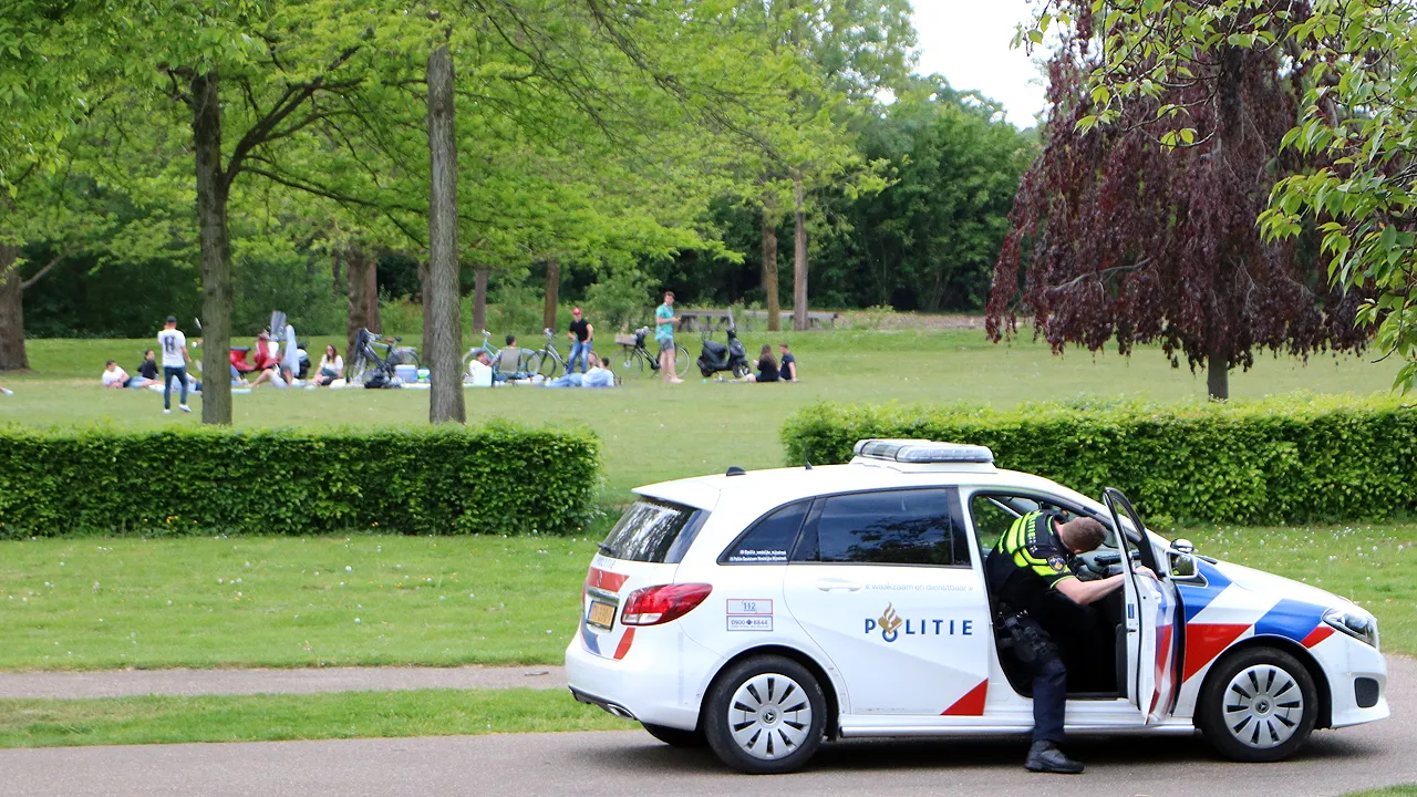 politie controleert in stadspark sittard op naleving coronaregels