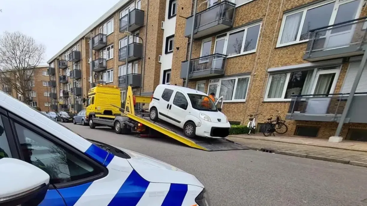 politie neemt auto in beslag in sittard