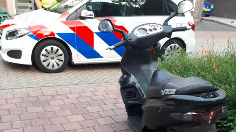 politie neemt scooter in beslag