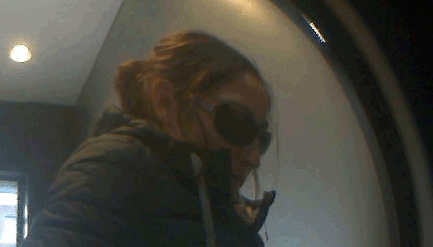 politie vrouw pint geld met gestolen pinpas