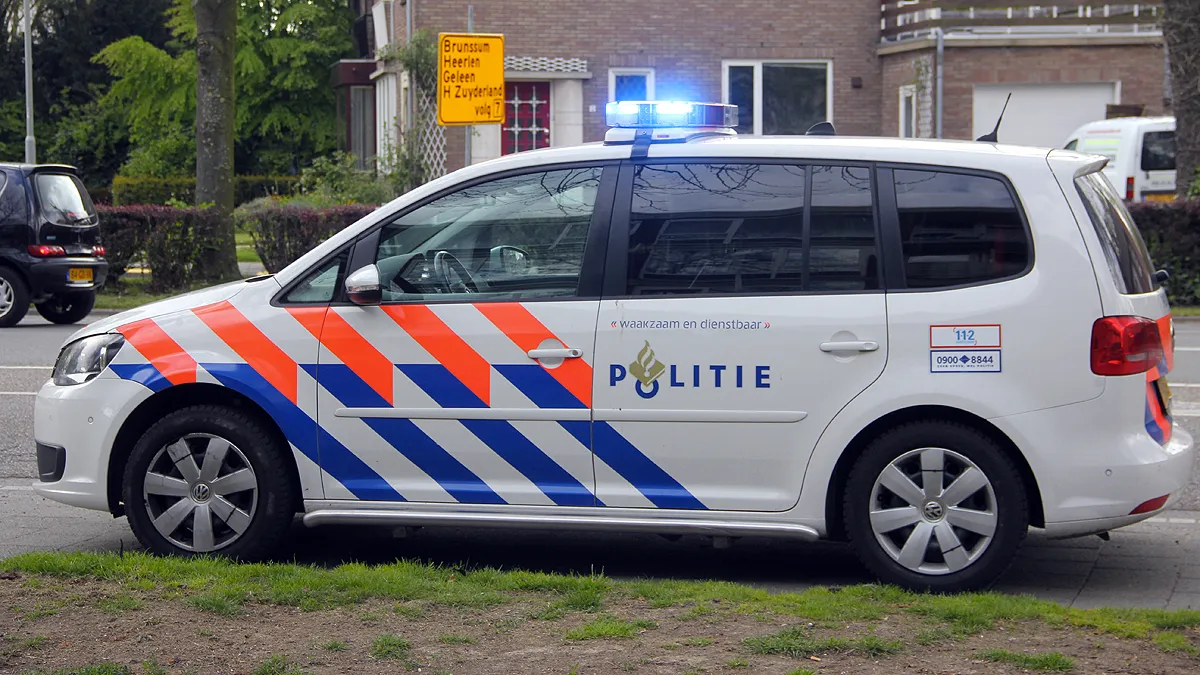 politieauto stilstaand met zwaailicht