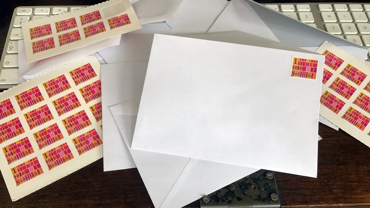 postzegel en envelop