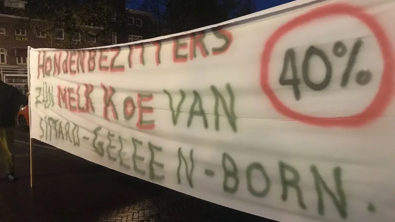 protestspandoek tegen verhoging hondenbelasting