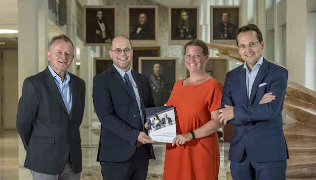 provincie marleen van rijnsbergen 060 overhandiging sociale innovatie monitor 2018 lr