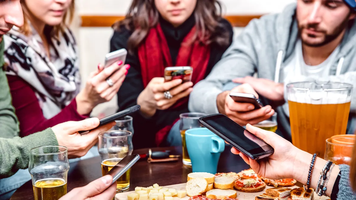 pubquiz in cafe met mobiele telefoons
