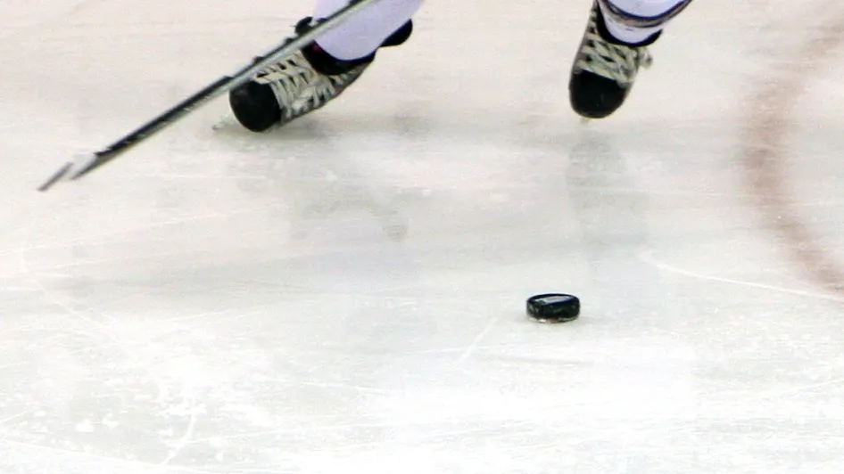 q17t2vn9ohudo1nfu4p64jr73 schaatsen puck stick ijs