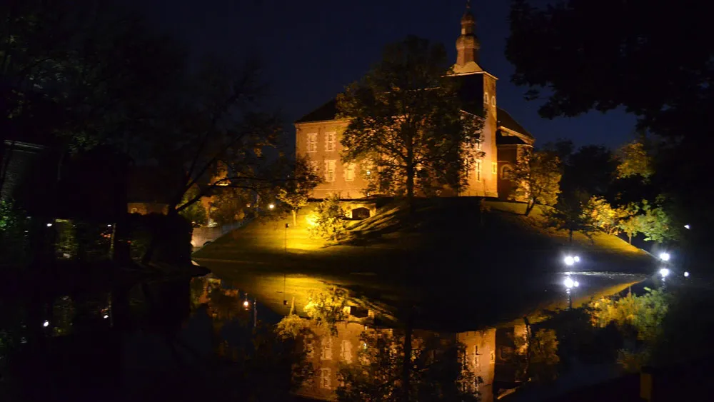 qfha3m2ubu3oz11ix5mirq5b8 kasteel limbricht weerspiegeld in de slotgracht