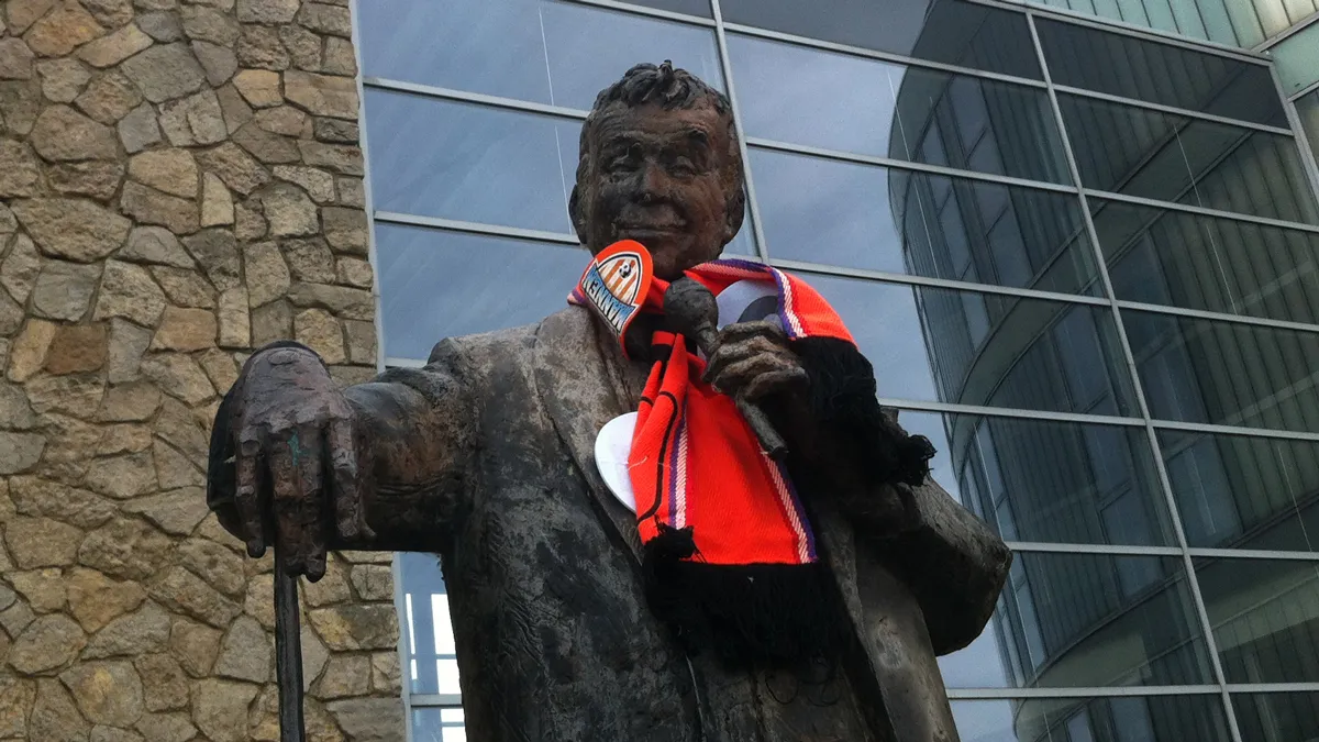 qs18xym6yqzyeanqg6vcc6stz toon met oranje sjaal 20140620 wk 16 9